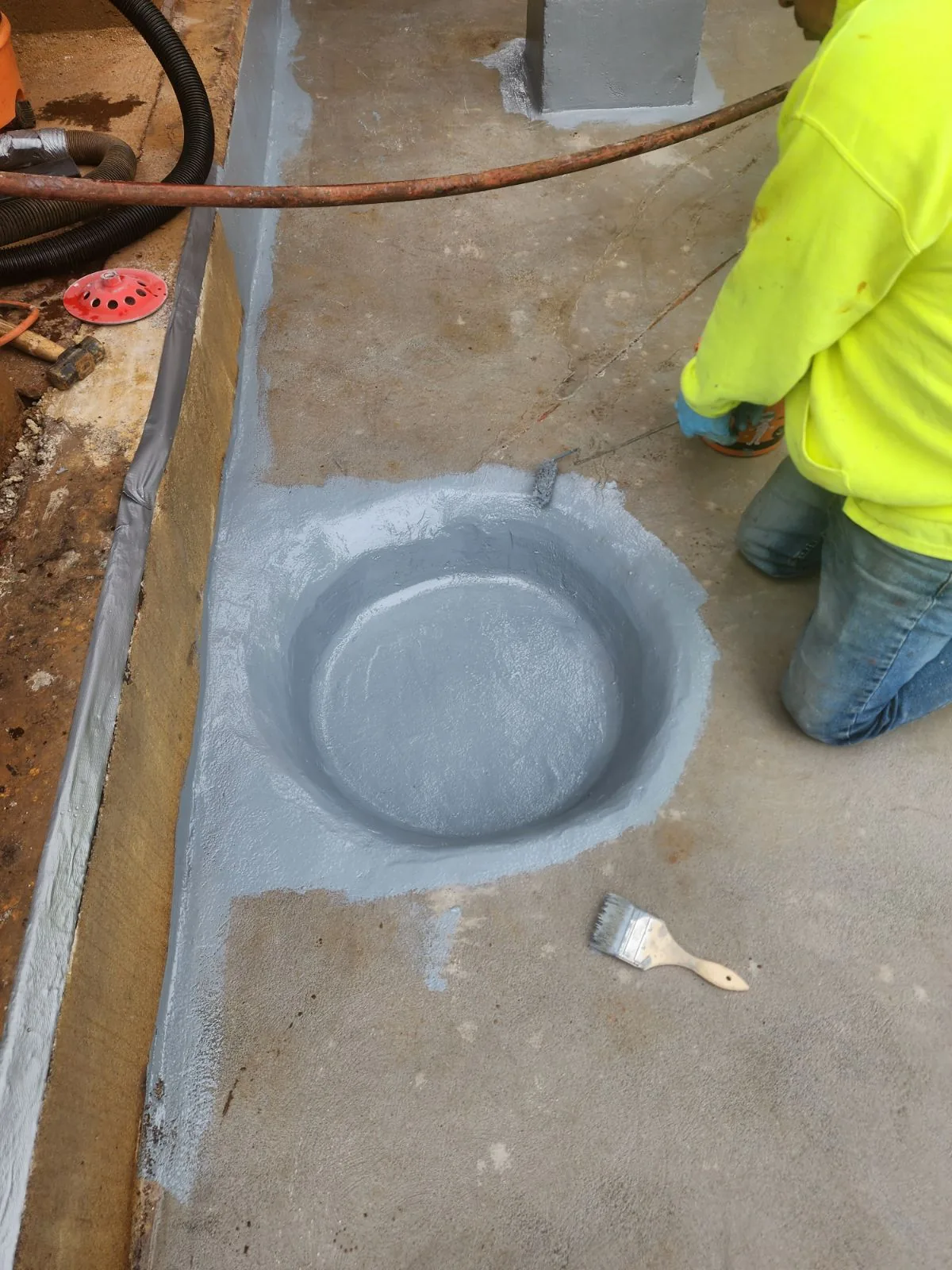 Containment sump lined with coved, monolithic transitions at the corners and walls